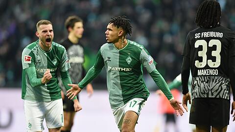 Werders Justin Njinmah (M) sorgte für das Bremer 2:1 gegen den SC Freiburg.