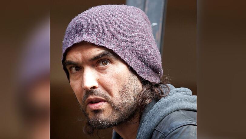 Russell Brand müsste Anfang Mai vor einem Londoner Gericht erscheinen.