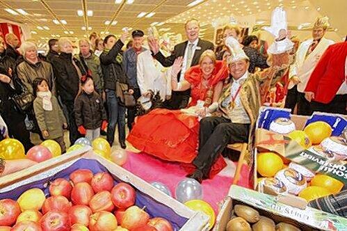 Wie viele Äpfel, Kiwi und Orangen wiegt das Prinzenpaar? 14 Kisten! Die Tollitäten ließen sich am Rosenmontag mit Obst aufwiegen.