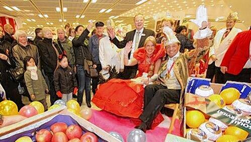 Wie viele Äpfel, Kiwi und Orangen wiegt das Prinzenpaar? 14 Kisten! Die Tollitäten ließen sich am Rosenmontag mit Obst aufwiegen. Wie viele Äpfel, Kiwi und Orangen wiegt das Prinzenpaar? 14 Kisten! Die Tollitäten ließen sich am Rosenmontag mit Obst aufwiegen.