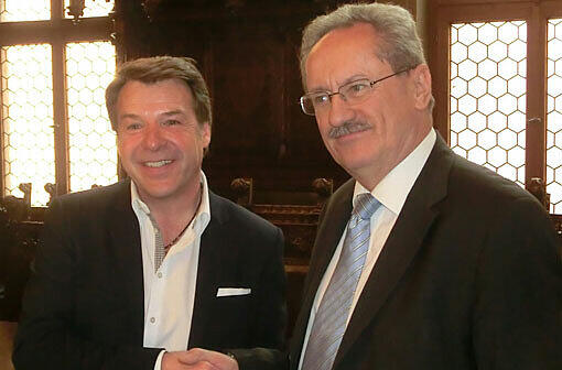 Per Handschlag in eine neue Stiftungszeit: Patrick Lindner (links) und OB Christian Ude bei der Vorstellung der Patrick-Lindner-Stiftung im Rathaus.