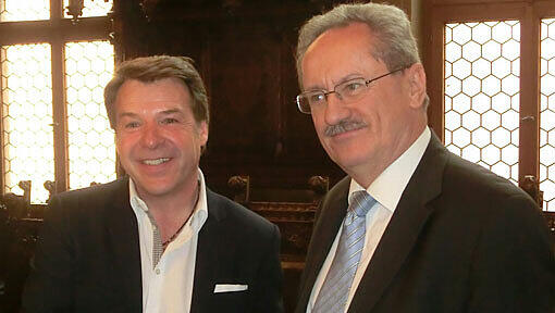 Per Handschlag in eine neue Stiftungszeit: Patrick Lindner (links) und OB Christian Ude bei der Vorstellung der Patrick-Lindner-Stiftung im Rathaus. Per Handschlag in eine neue Stiftungszeit: Patrick Lindner (links) und OB Christian Ude bei der Vorstellung der Patrick-Lindner-Stiftung im Rathaus.