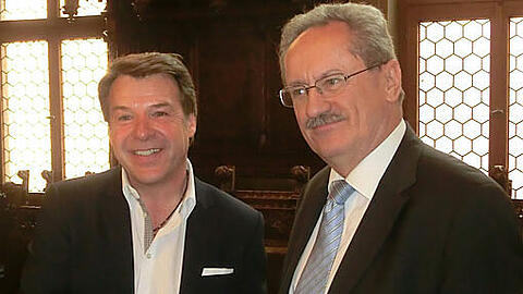 Per Handschlag in eine neue Stiftungszeit: Patrick Lindner (links) und OB Christian Ude bei der Vorstellung der Patrick-Lindner-Stiftung im Rathaus.