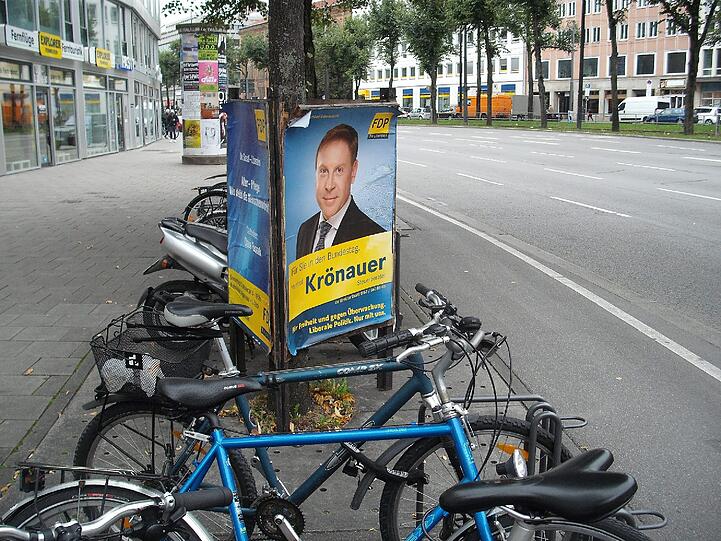 Teils beschädigt, teils überklebt, in jedem Fall unschön fürs Stadtbild: Die Plakate von Landtags- und Bundestagswahlkampf stehen und hängen noch überall herum.
