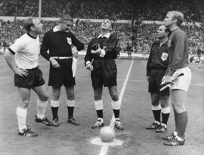 PLATZ 5 - 30. Juli 1966: Die Mutter aller Fehlentscheidungen. WM-Finale, England gegen Deutschland. Die Three Lions führen schon 2:1, Deutschland hält dagegen und gleicht in der 90. Minute aus. Dann trifft Geoff Hurst Latte und Torlinie. Linienrichter Tofiq Behramov sieht's anders, gibt das Wembley-Tor, England siegt 4:2 nach Verlängerung. Doch den tapferen Deutschen wird in der Heimat zugejubelt.