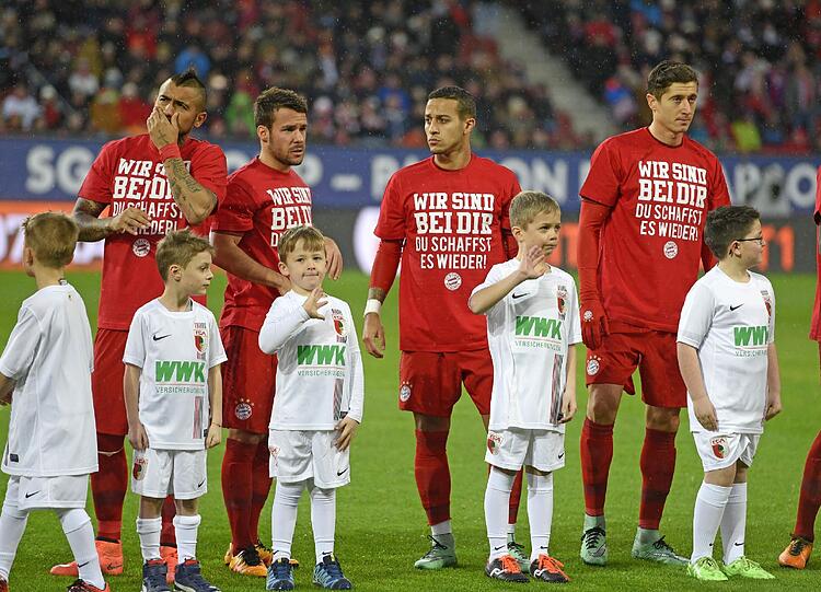 "WIR SIND BEI DIR - DU SCHAFFST ES WIEDER" steht auf den Shirts des Bayern-Teams.