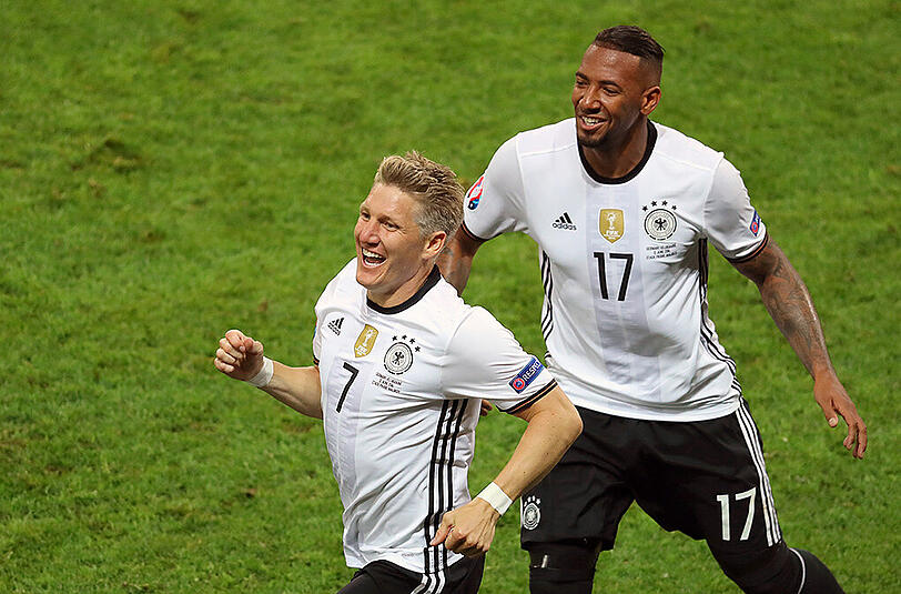 Der zurückgetretene DFB-Kapitän und sein möglicher Nachfolger. Bastian Schweinsteiger (l.) und Jérôme Boateng.