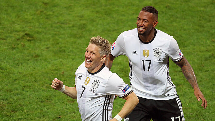 Der zurückgetretene DFB-Kapitän und sein möglicher Nachfolger. Bastian Schweinsteiger (l.) und Jérôme Boateng. Der zurückgetretene DFB-Kapitän und sein möglicher Nachfolger. Bastian Schweinsteiger (l.) und Jérôme Boateng.