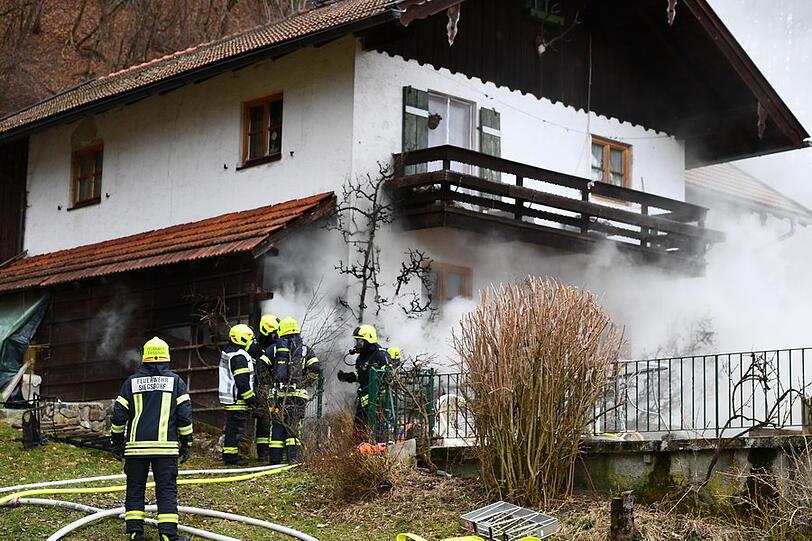 Der Sachschaden beträgt 35.000 Euro - die Ursache für den Kellerbrand ist derzeit noch unklar. Die Bilder vom Feuerwehreinsatz.