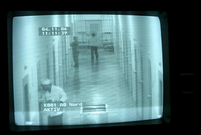 Über Videokameras können die Vollzugsbeamten das Geschehen im Gefängnisflur und in den Zellen beobachten.