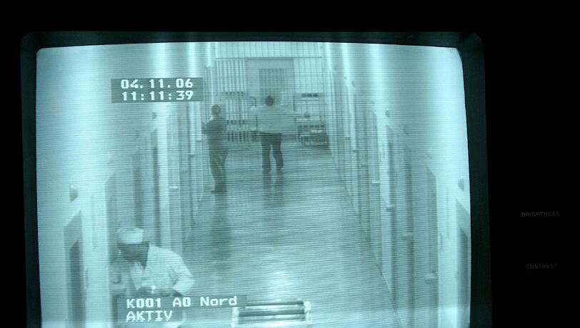 Über Videokameras können die Vollzugsbeamten das Geschehen im Gefängnisflur und in den Zellen beobachten. Über Videokameras können die Vollzugsbeamten das Geschehen im Gefängnisflur und in den Zellen beobachten.