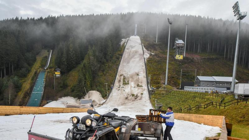 Der Hang der Skisprungschanze im Schwarzwald sieht aus wie ein Schlachtfeld: Grüne und graue Flecken, Matsch, Dreck und ein Rest von Kunstschnee. Der Hang der Skisprungschanze im Schwarzwald sieht aus wie ein Schlachtfeld: Grüne und graue Flecken, Matsch, Dreck und ein Rest von Kunstschnee.