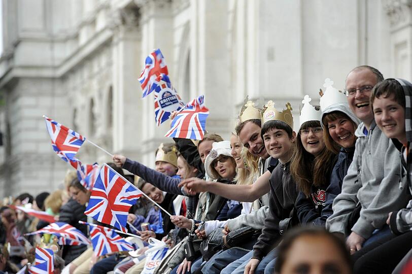 Ein Fahnenmeer, jubelnde Menschen, verkleidete Spaßvögel: So haben die Menschen in London und aller Welt die königliche Hochzeit gefeiert. Die Bilder!