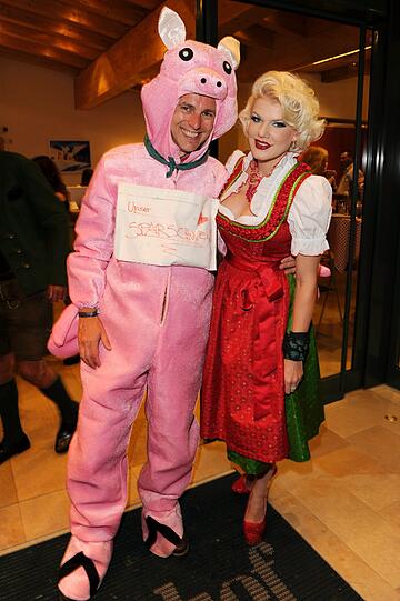 Melanie Müller mit Schweinchen