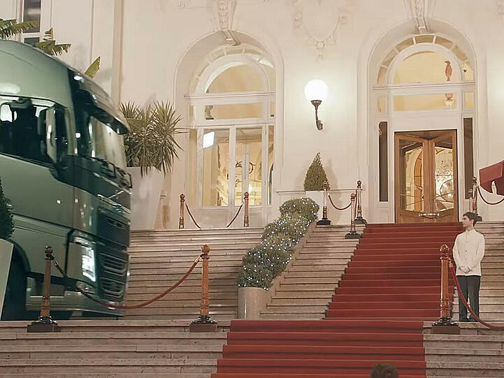 Mit dem LKW ins Casino: Ein seltener Anblick für den Casino-Pagen
