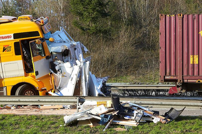 Schlimmer Unfall bie Boppard: Ein Wohnmobil wird zwischen Lastwagen eingeklemmt und komplett zerdrückt. Eine Frau stirbt bei dem Crash auf der A61.