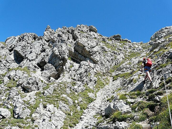 Klettersteigen und neue Gipfel erklimmen.