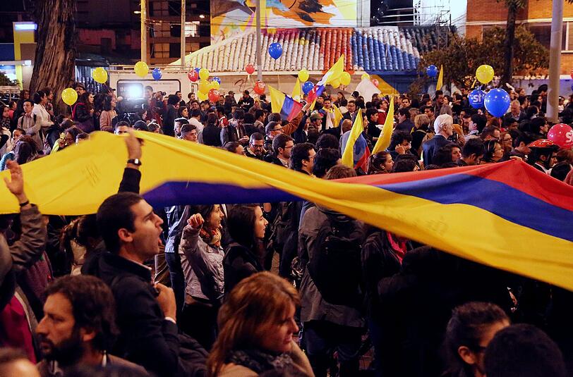 In Bogotá brach während der Live-Übertragung der Friedensgespräche Jubel aus. Foto: Mauricio Duenas Castaneda