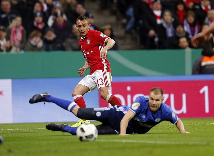 RAFINHA: Note 3 - Rückte etwas überraschend für Kapitän Lahm auf der Rechtsverteidigerposition in die Mannschaft. Machte seine Sache ordentlich. Blieb gegen seinen Ex-Verein aber insgesamt eher unauffällig.