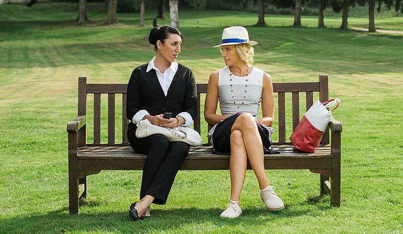 Maria (Rossy de Palma) ist das Dienstmädchen der Societydame Anne (Toni Collette, rechts).