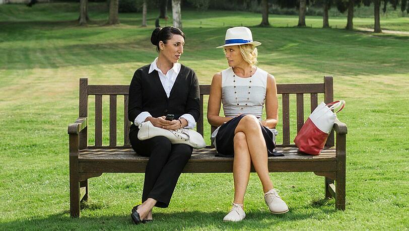 Maria (Rossy de Palma) ist das Dienstmädchen der Societydame Anne (Toni Collette, rechts).