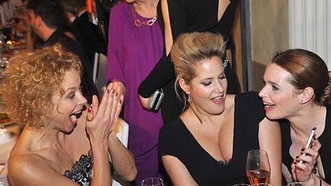 Die Schauspielerin Katja Riemann (v-l), Drehbuchautorin Anika Decker und Karoline Herfurth feiern am 18.01.2014 beim 41. Deutschen Filmball im Bayerischen Hof in München