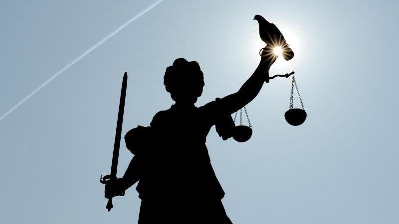 Justitia mit Taube. Foto: Arne Dedert/Archivbild