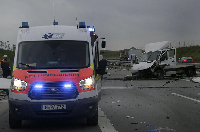 Ein Kleinlastwagen und ein Auto waren am Crash auf der A94 beteiligt – der Pkw wurde von der Wucht des Aufpralls von der Autobahn geschleudert.