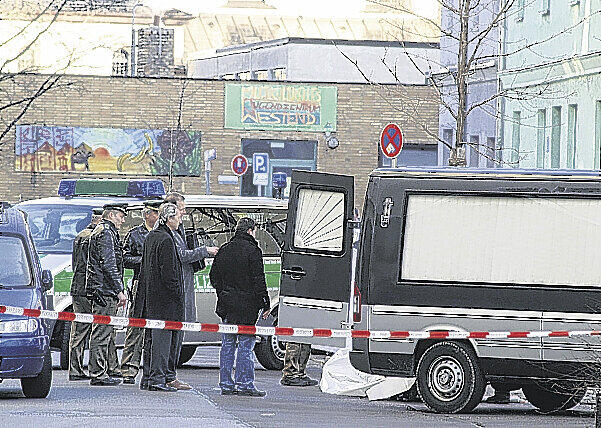 Nach der Schießerei im Westend: Polizei ist am Tatort, Bestatter bringen die Leiche der 24-jährigen Emine S. fort.