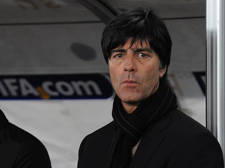 Mag es elegant: Die schwarze Kleidung ist zu einem Markenzeichen von Joachim Löw geworden.
