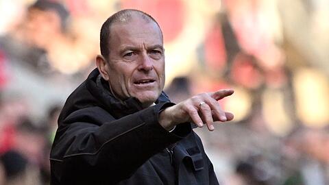 Augsburgs Trainer Jess Thorup gibt weiter das erste Ziel Klassenerhalt aus.