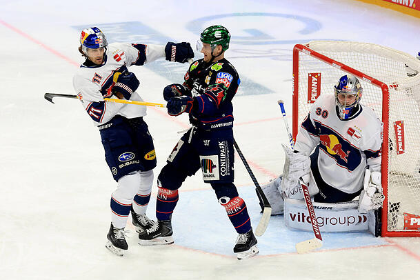 "Wir haben ihm generell als Mannschaft das Leben leicht gemacht", sagt EHC-Star Markus Eisenschmid (l.) &uuml;ber Antoine Bibeau. Hier beackert der St&uuml;rmer den Berliner Angreifer Manuel Wiederer (Mitte).