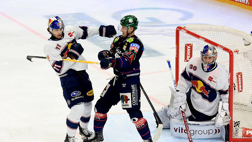 "Wir haben ihm generell als Mannschaft das Leben leicht gemacht", sagt EHC-Star Markus Eisenschmid (l.) &uuml;ber Antoine Bibeau. Hier beackert der St&uuml;rmer den Berliner Angreifer Manuel Wiederer (Mitte).