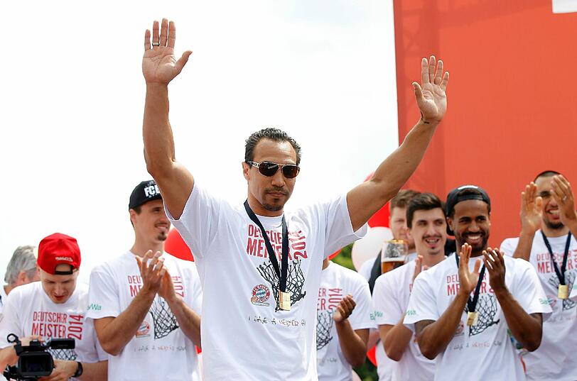 Die Basketballer des FC Bayern München feiern vor dem Audi Dome ihren Meistertitel.