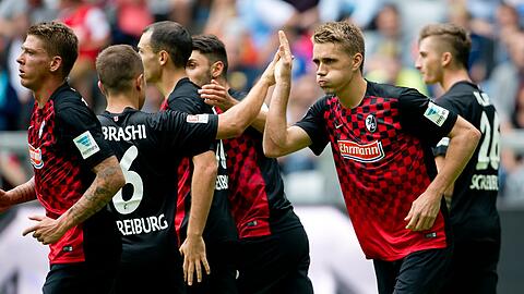 Petersen bejubelt seinen Elfmeter-Treffer zum 1:0.