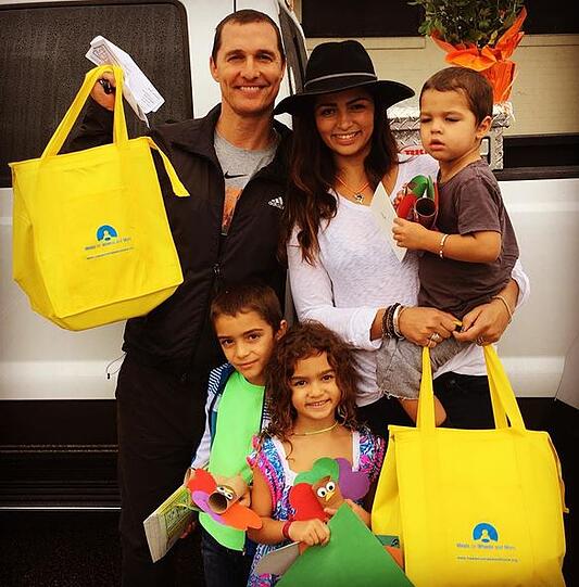 Matthew McConaughey verteilt mit seiner Frau Camila Alves und den Kindern Essen an Bedürftige.