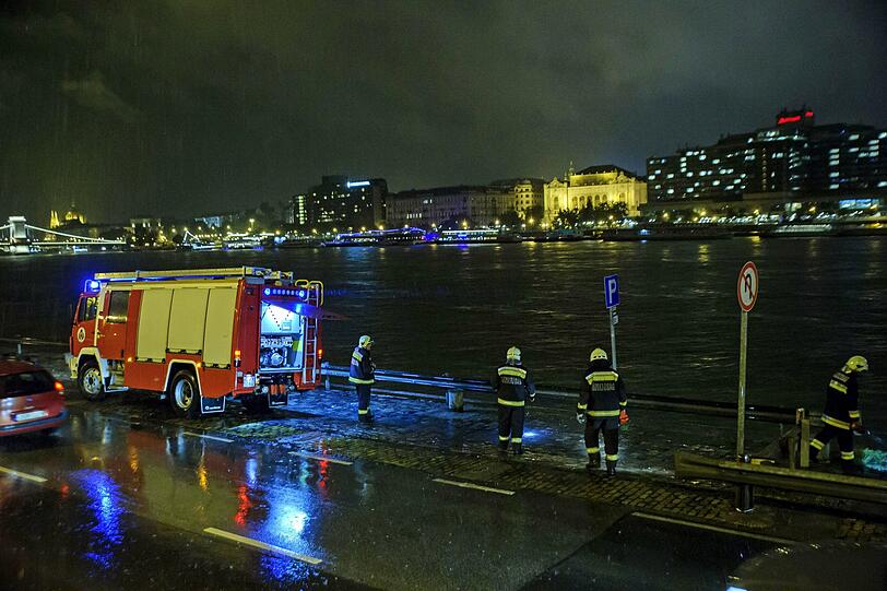 Bei einem Schiffsunglück auf der Donau in Budapest sind am späten Mittwochabend mindestens drei Menschen ums Leben gekommen. 16 Passagiere würden noch vermisst, berichtete das staatliche ungarische Fernsehen M1.