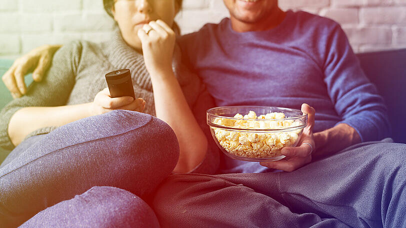 Mit einem großen Fernseher und Popcorn kommt Kinofeeling auf (Symbolbild)