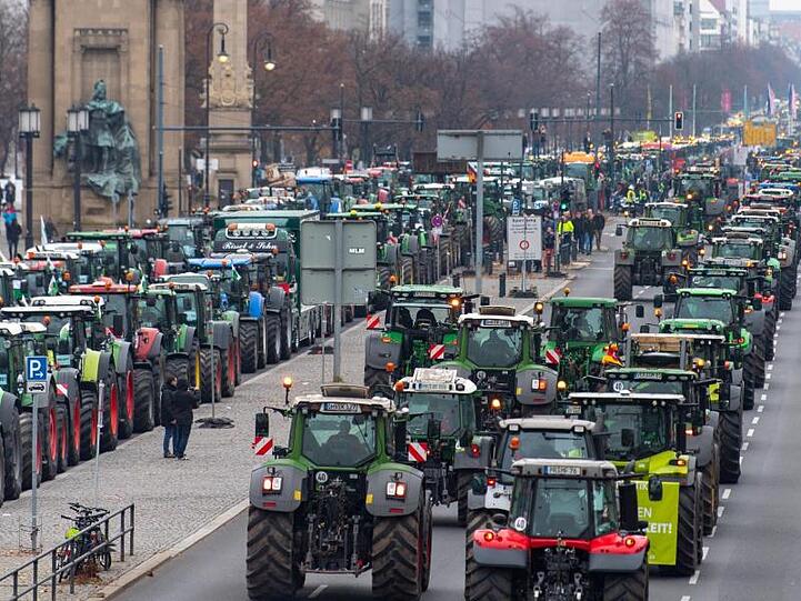 Tausende Trecker stehen bei einer Protestaktion von Bauern auf der Straße des 17. Juni in Berlin.