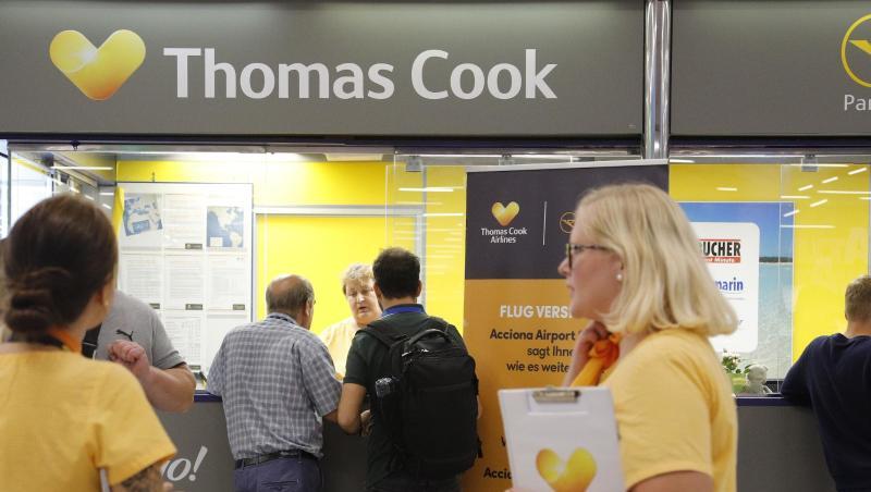 Hier fliegt gar nichts mehr: Urlauber stehen Ende September vor dem Büro von Condor und Thomas Cook im Flughafen Palma de Mallorca. Hier fliegt gar nichts mehr: Urlauber stehen Ende September vor dem Büro von Condor und Thomas Cook im Flughafen Palma de Mallorca.