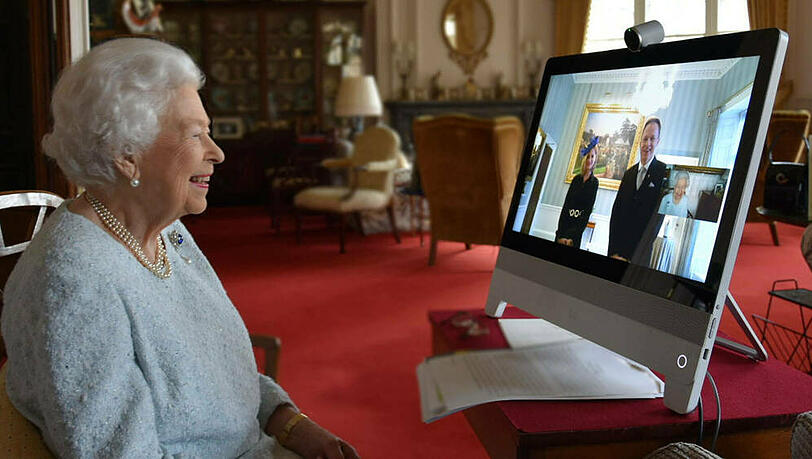 Queen Elizabeth II. begrüßt virtuell Gäste im Buckingham Palace