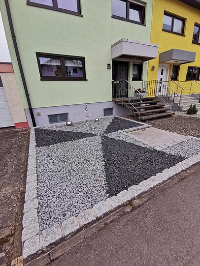 "Auf das verlockende Angebot von Frank H., seinen Garten als atomares Endlager für mittelstark bis stark radioaktiven Atommüll zu nutzen, konnte das für nukleare Sicherheit zuständige Bundesumweltministerium aus terminlichen Gründen bisher nicht eingehen", kommentiert Ulf Soltau diesen Vorgarten.