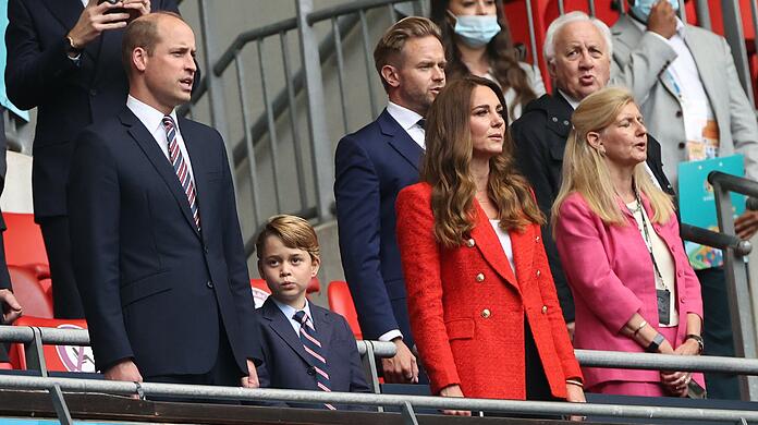EM-Achtelfinale im Wembley Stadion: Der britische Prinz William, Herzog von Cambridge steht mit seiner Frau Kate, Herzogin von Cambridge, und ihren Sohn Prinz George auf der Tribüne.