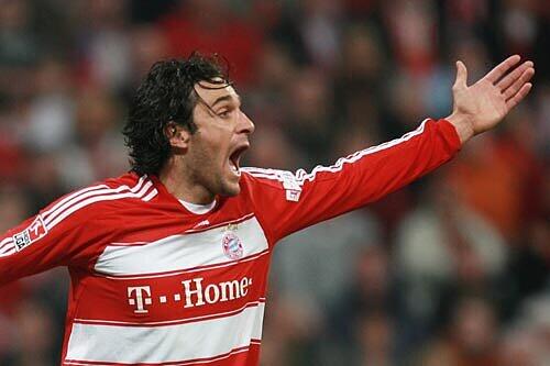 Da hilft auch Luca Tonis wildes Gestikulieren nichts. Die Partie Bayern München gegen den HSV endet 1:1.
