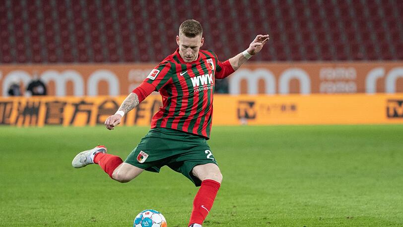 Andre Hahn von Augsburg am Ball.