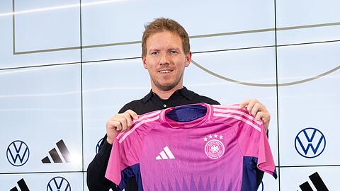 Bundestrainer Julian Nagelsmann präsentiert auf einer Pressekonferenz das neue EM-Trikot.