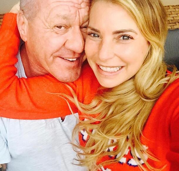 Giulia Siegel bietet Promi-Freund Hugo Bachmaier Hilfe bei der Geburtstags-Sause an