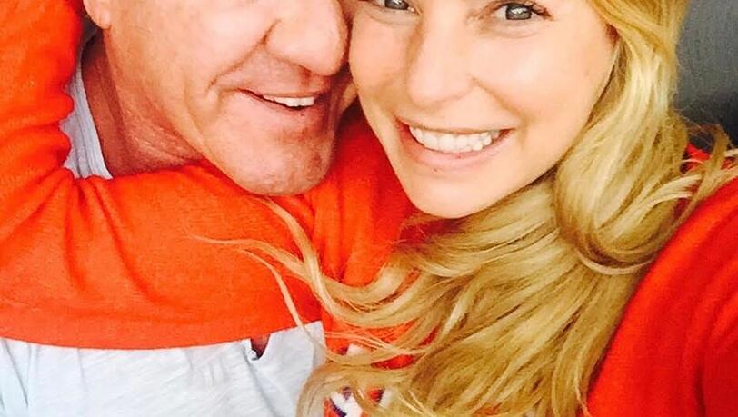 Giulia Siegel bietet Promi-Freund Hugo Bachmaier Hilfe bei der Geburtstags-Sause an