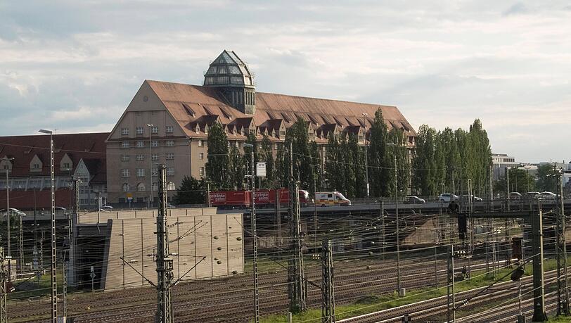 Ein gewaltiges Haus: das fr&uuml;here Hauptzollamt an der Donnersbergerbr&uuml;cke.