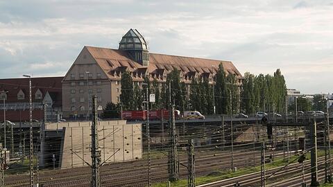 Ein gewaltiges Haus: das fr&uuml;here Hauptzollamt an der Donnersbergerbr&uuml;cke.
